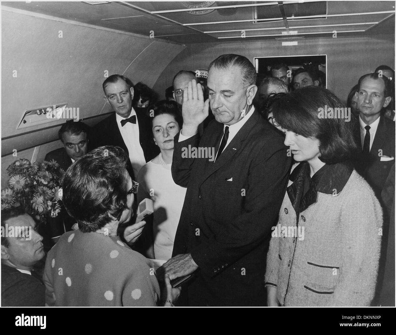 Lyndon B. Johnson legt nach der Ermordung von Präsident John F. Kennedy den Eid des Präsidenten ab. Die Zeremonie, die 1963 stattfand, ist ein entscheidender Moment in der Geschichte der USA. Stockfoto