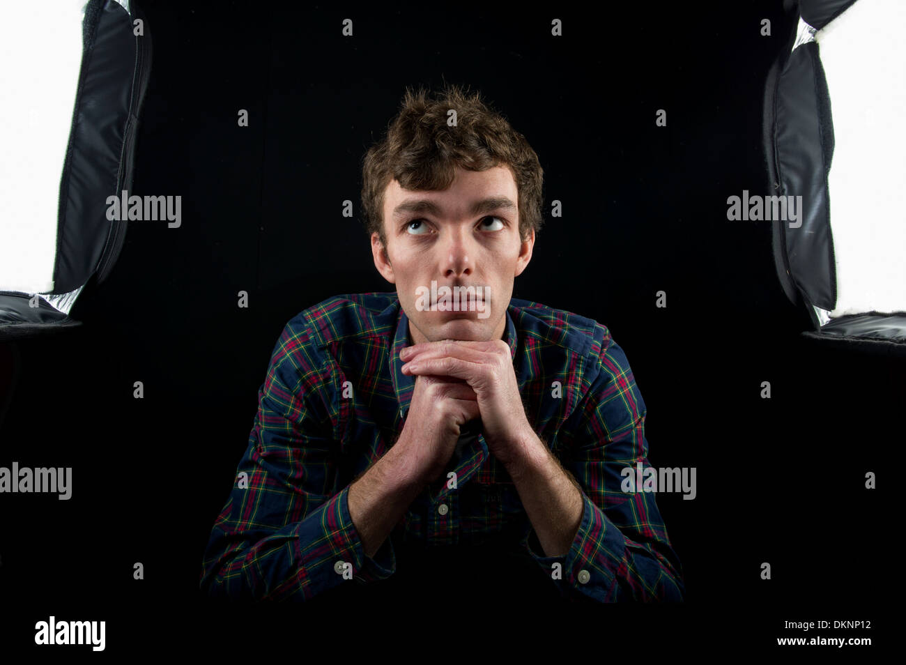 Niedrige wichtige Porträt eines Mannes mit einer Softbox auf beiden Seiten sichtbar Stockfoto