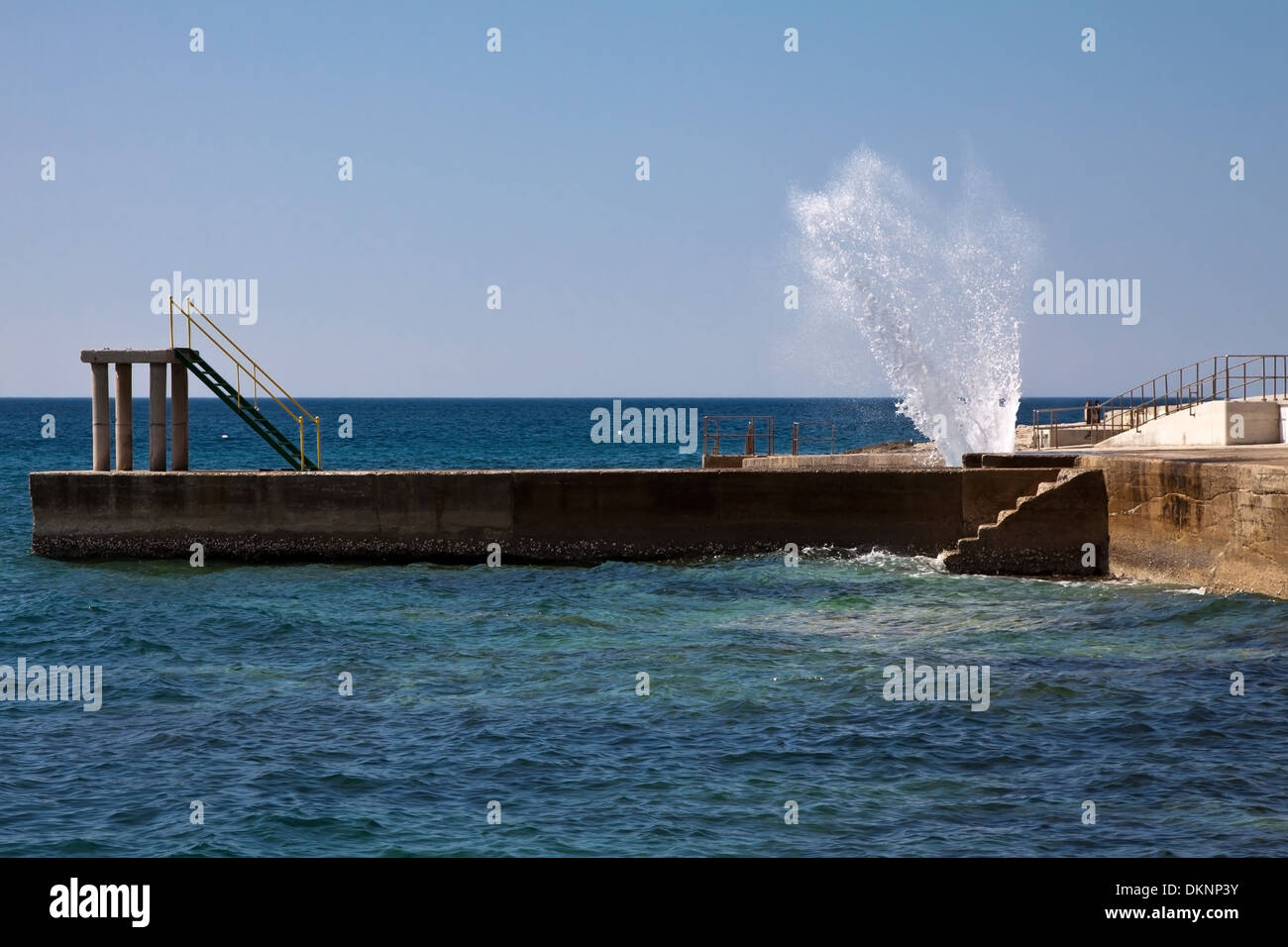 sonnigen Tag und Welle Spritzer auf dem pier Stockfoto