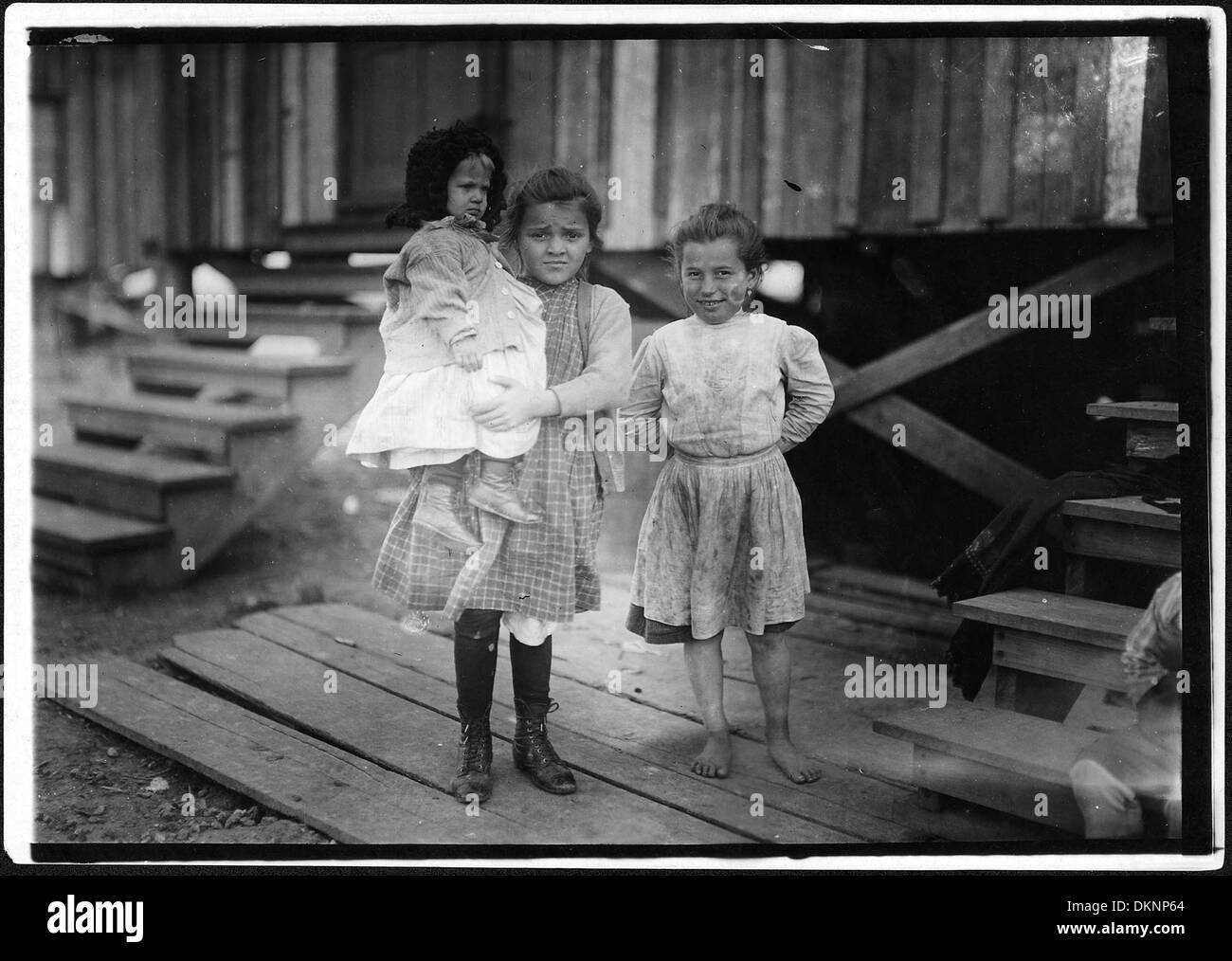 Millie, (ca. 7 Jahre alt) und Mary John (mit Baby) 8 Jahre alt. Beide shuck Austern. Dies ist Marias zweite Jahr... 523404 Stockfoto