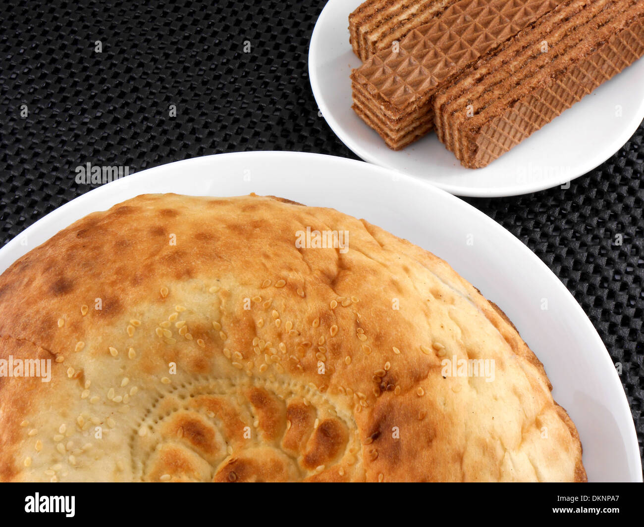 Kuchen und Waffeln auf weißen Teller Stockfoto