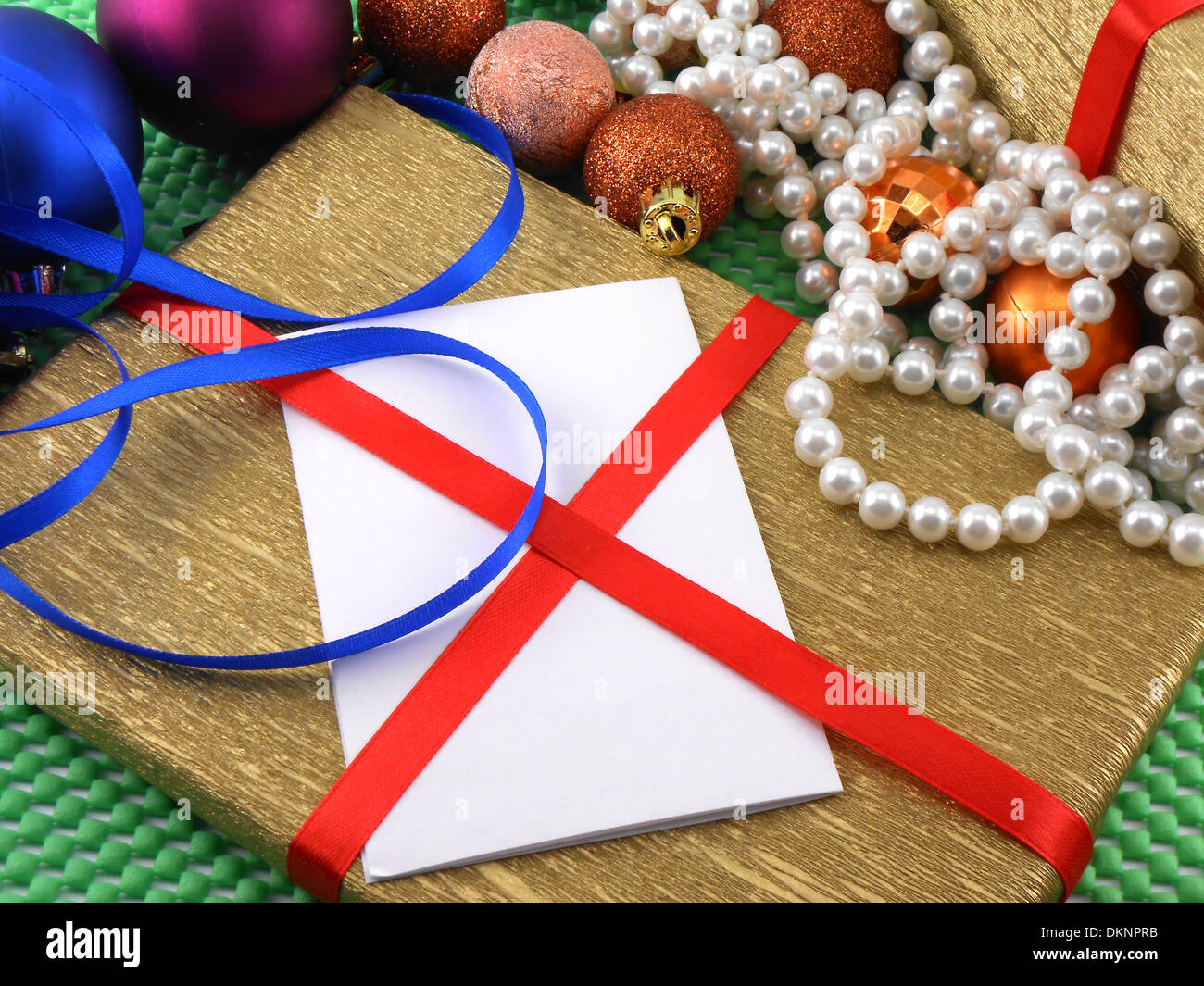 Weihnachten und Silvester Dekoration, Christbaumkugeln und Geschenke Stockfoto