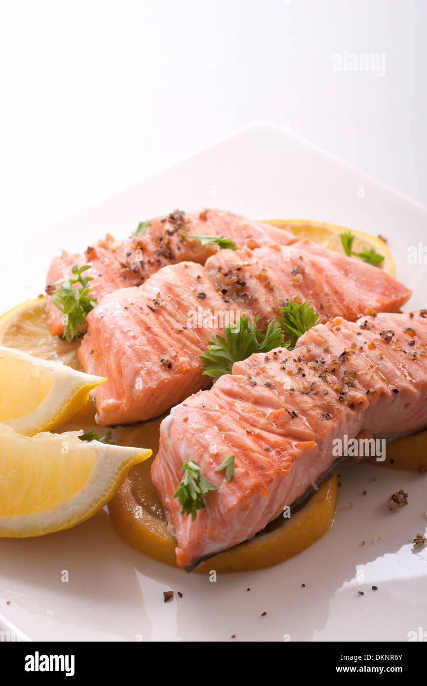 In eine gebutterte Lachs Steaks gegrillt mit Zitrone Stockfoto