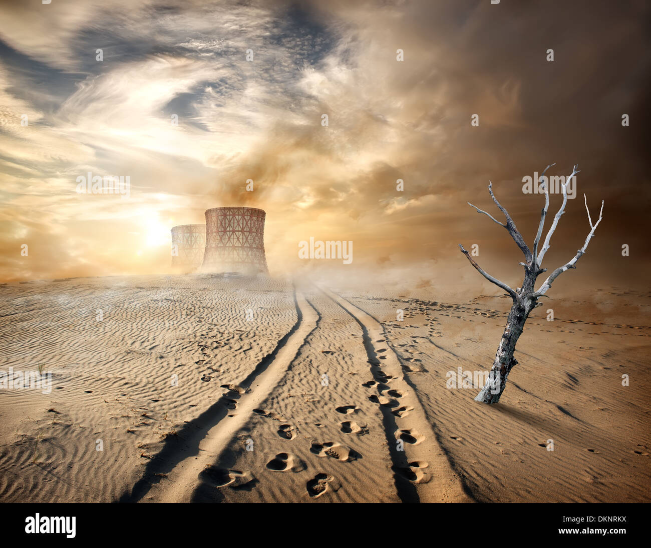 Industrierohre und trockenen Baum in der Wüste Stockfoto