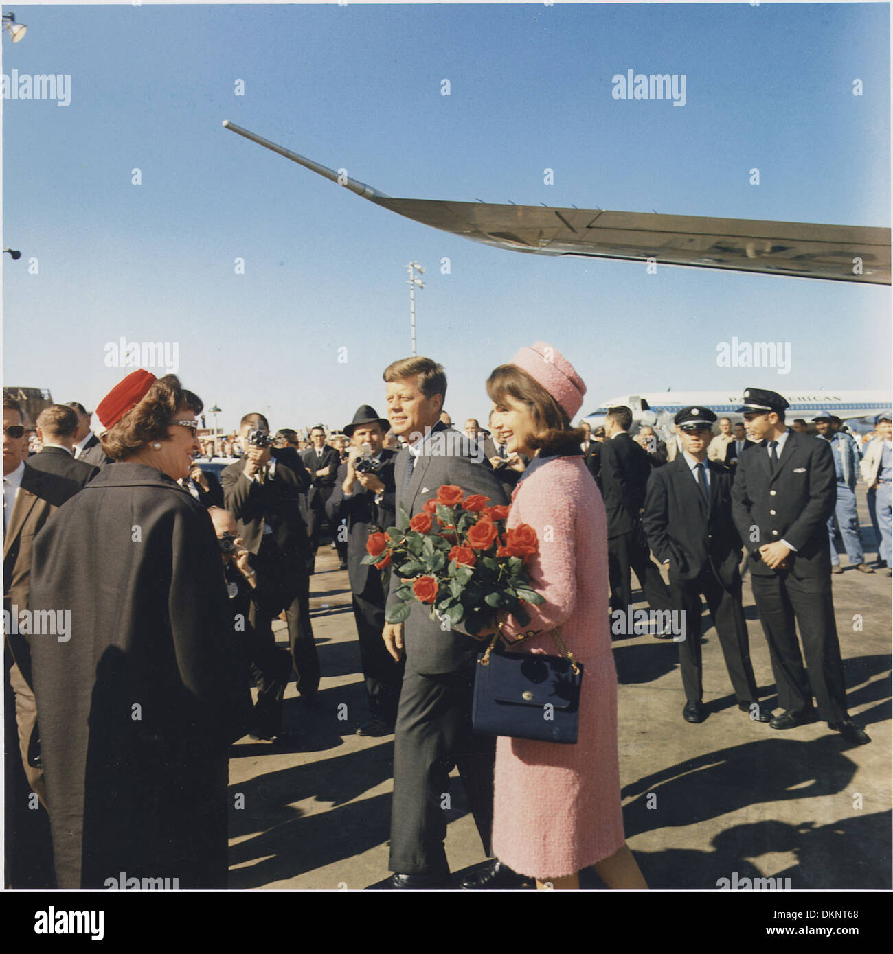 Präsident und Mrs. Kennedy in Dallas zu gelangen. Präsident Kennedy, Mrs. Kennedy, andere. Dallas, TX, Love Field. 194273 Stockfoto