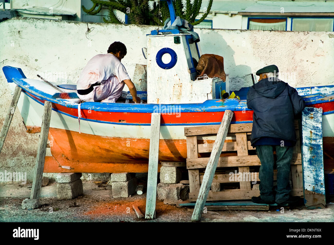 Männer Instandsetzung einer alten Boot Stockfoto