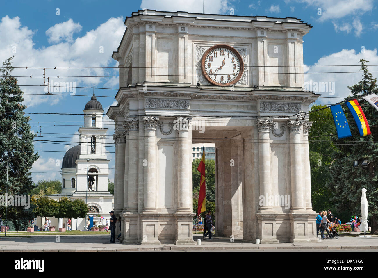 Arc de Triomphe und orthodoxe Kirche Bell tower am Piata Marii Adunări Naționale Square in Chisinau, der Hauptstadt der Republik Moldau. Stockfoto