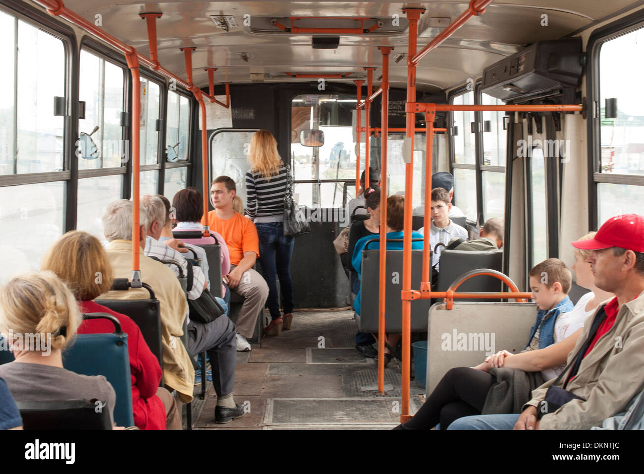 Passagiere auf einen Bus in Chisinau, der Hauptstadt der Republik Moldau in Osteuropa. Stockfoto Passagiere auf einen Bus in Chisinau, der Hauptstadt der Republik Moldau in Osteuropa. Stockfoto