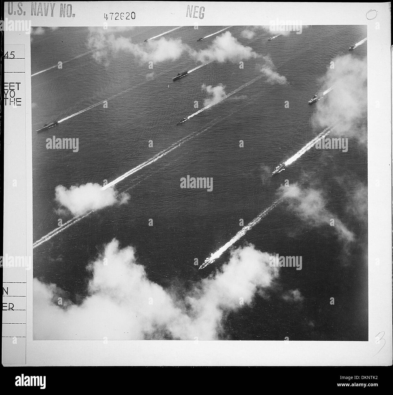 Die Schiffe der 3. Flotte fahren in die Bucht von Tokio ein und markieren den Beginn der US-Besatzung nach der Kapitulation Japans im Zweiten Weltkrieg. Dieses bedeutende Ereignis ereignete sich 1945 als Teil der Nachkriegsbemühungen, Japan wieder aufzubauen. Stockfoto