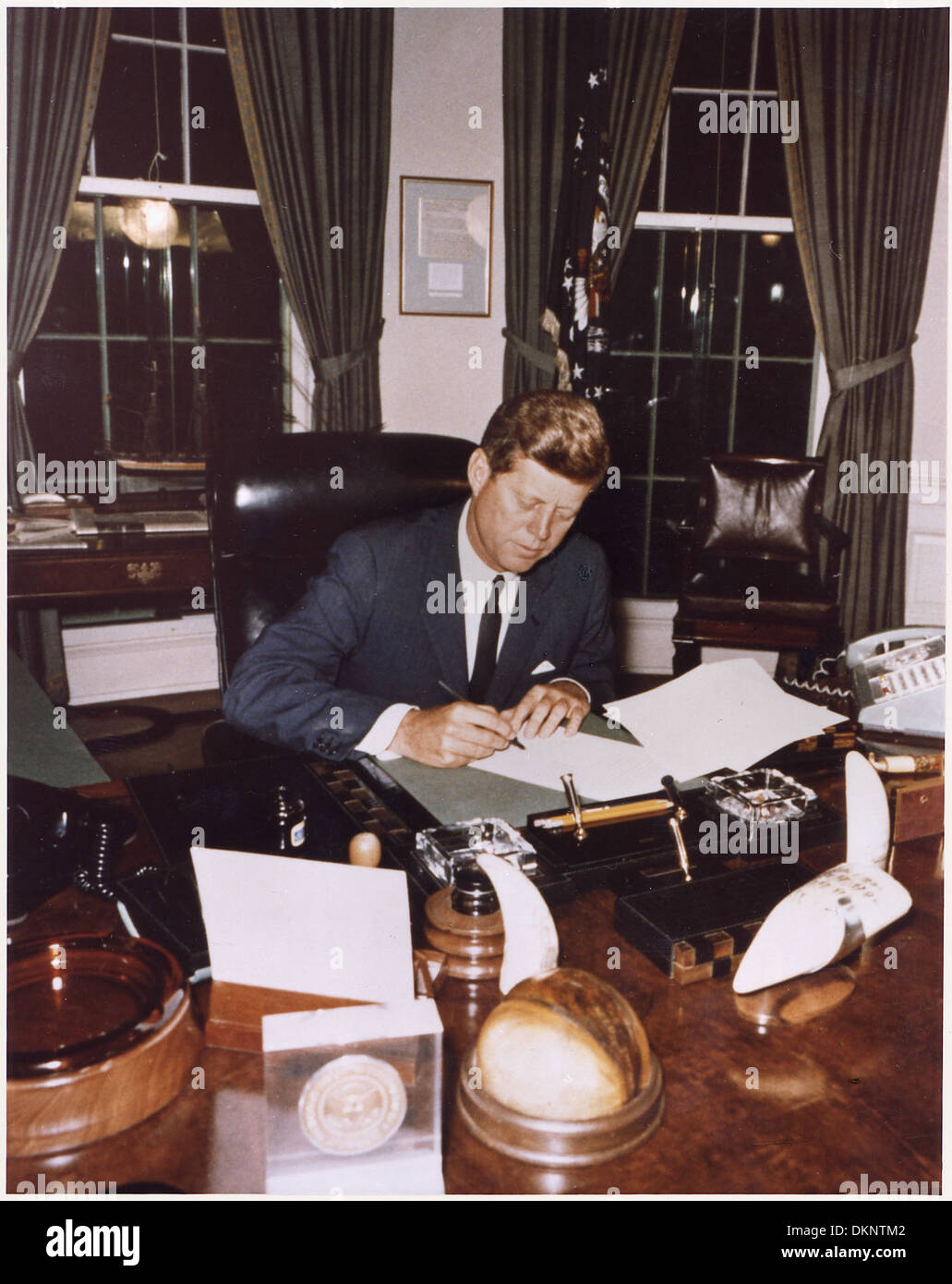 Präsident John F. Kennedy unterschreibt die kubanische Quarantäneproklamation im Oval Office. Dieses Dokument markiert einen wichtigen Moment während der Kubanenkrise und spiegelt die Bemühungen der USA wider, weitere sowjetische Aggressionen in der westlichen Hemisphäre zu verhindern. Stockfoto
