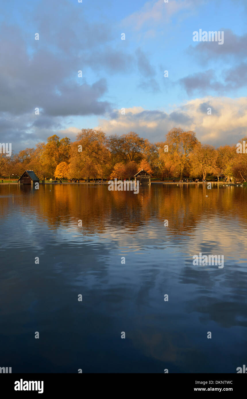 Serpentine im Herbst, Hyde Park, West London, Vereinigtes Königreich Stockfoto