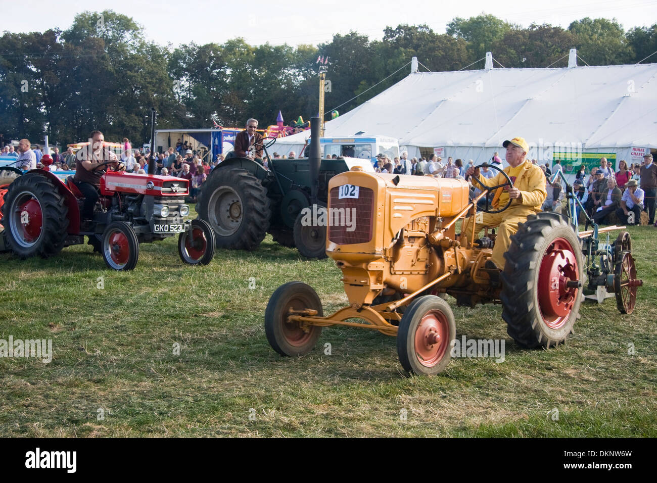 Oldtimer Traktoren Ar Pflügen zeigen, Oxfordshire, England Stockfoto