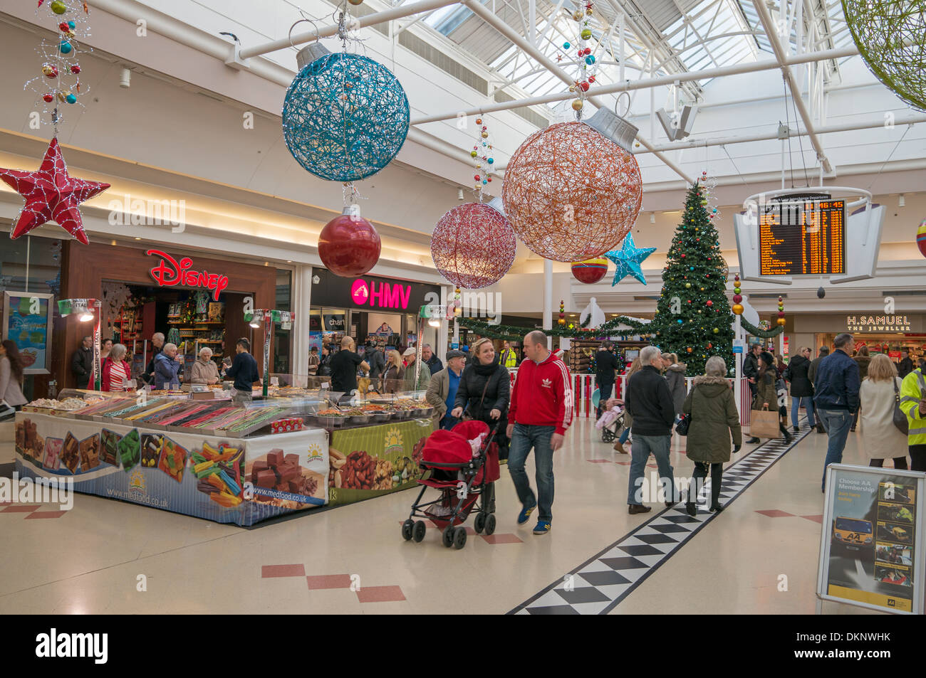 Weihnachtsschmuck und Shopper innerhalb der Brücken shopping Center Sunderland, Nord-Ost England UK Stockfoto