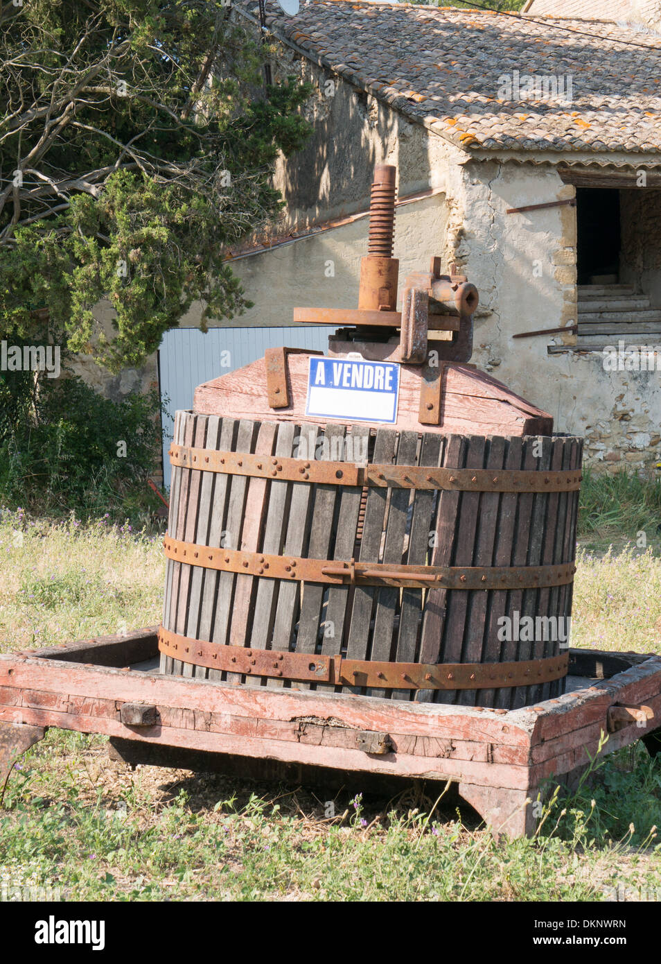Eine alte Weinpresse angeboten zum Verkauf an Chateauneuf du Pape, Frankreich Stockfoto