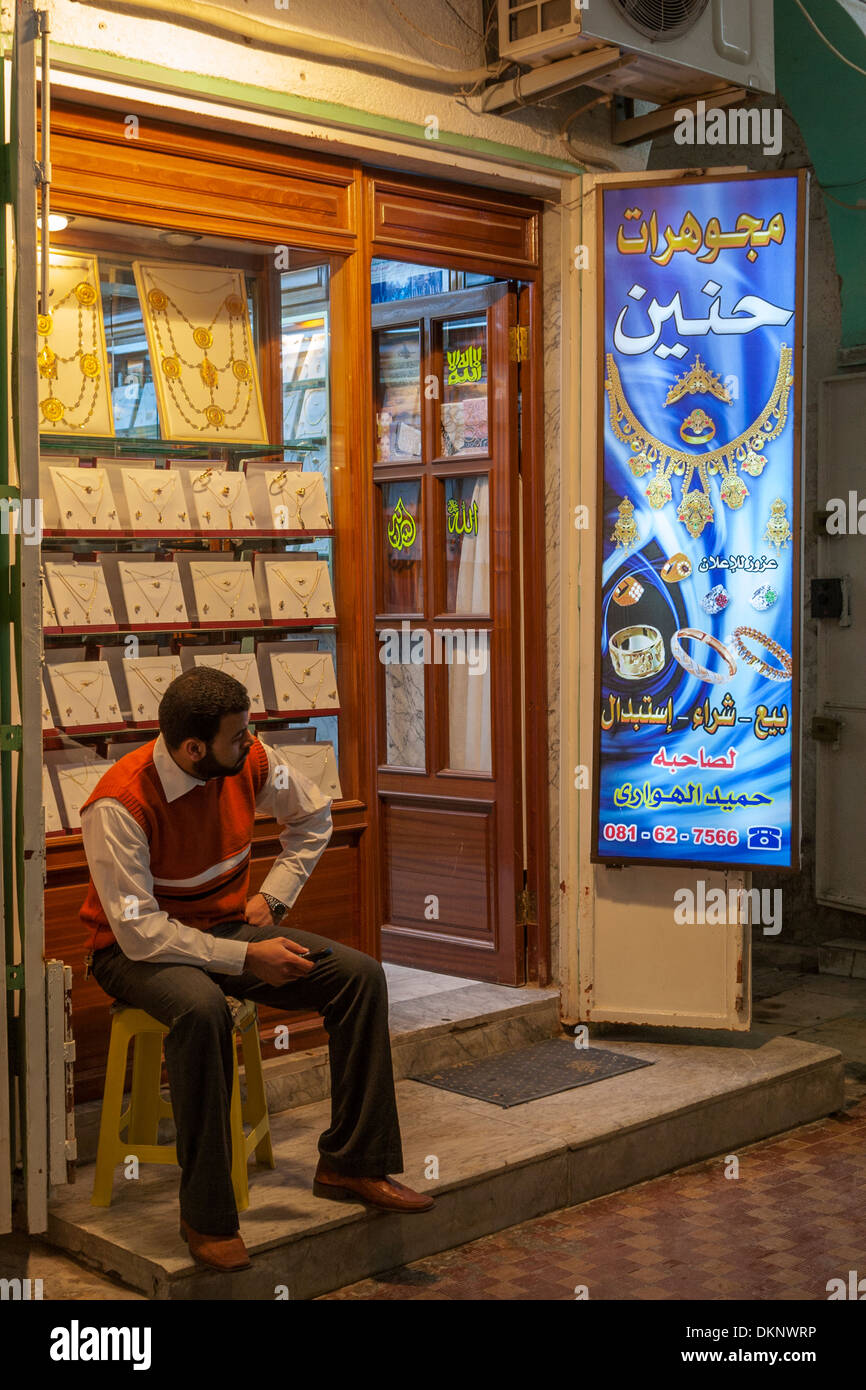 Libyen, Derna. Warten, bis ein Kunde, ein Juwelier sitzt an der Tür seines Ladens in der Markthalle. Stockfoto