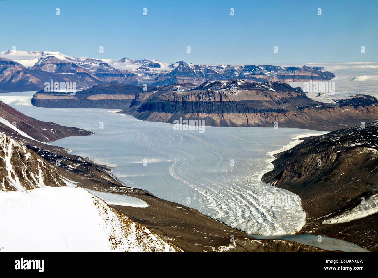 Luftaufnahme des Taylor-Gletschers, eine Erkältung basierte Gletscher in das Taylor-Tal ein einzigartiges trockenen Tal mit markanten Felsen und eines der abgelegensten und geologisch exotische Orte auf der Welt. Stockfoto