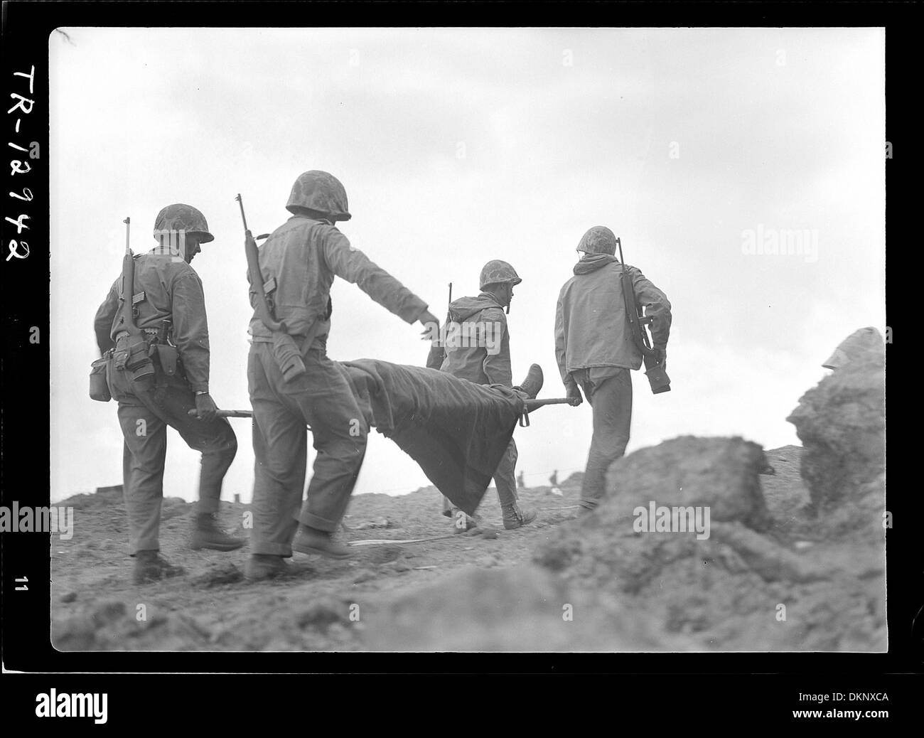 Transport von Verwundeten auf Iwo Jima. Ein verwundeter Marine evakuiert von Front für eine medizinische Behandlung. 520734 Stockfoto