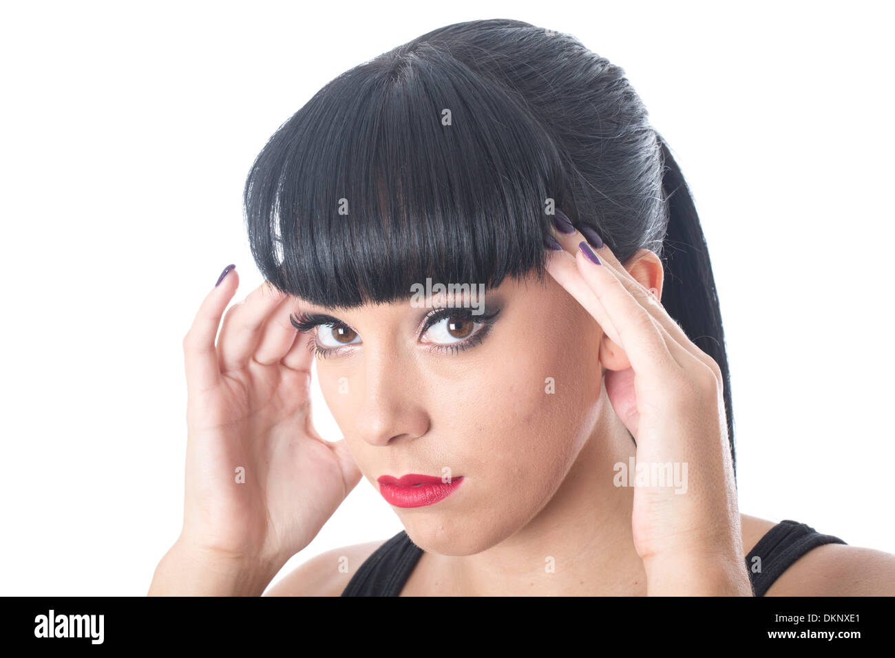 Porträt einer jungen Frau halten oder massieren Sie Ihren Kopf mit Kopfschmerzen oder Geschäft Druck gesorgt oder frustriert mit einem Ergebnis Stockfoto