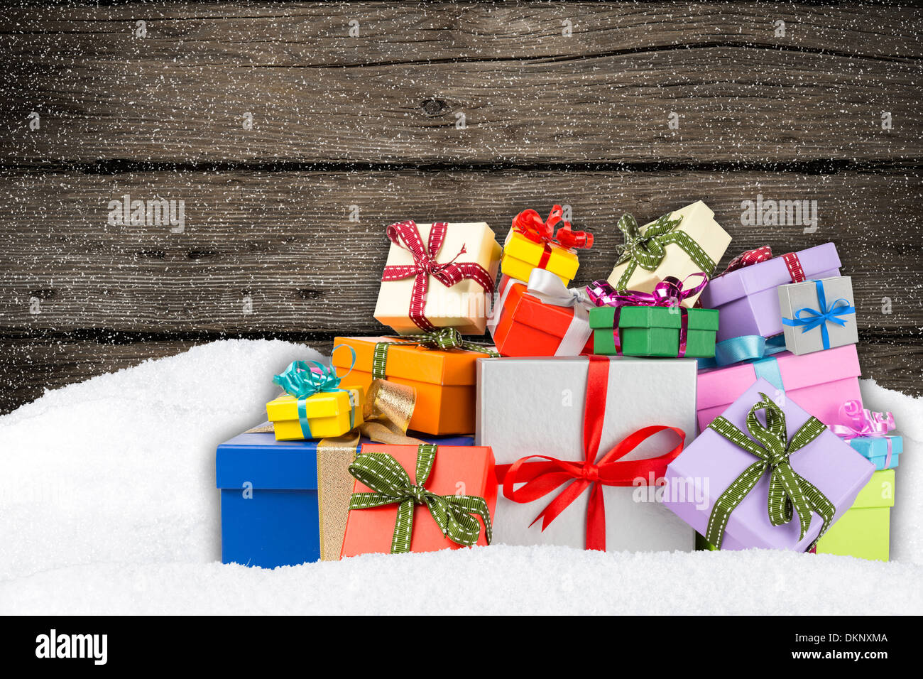 Stapel von Xmas Geschenk-Boxen im Schnee Stockfoto