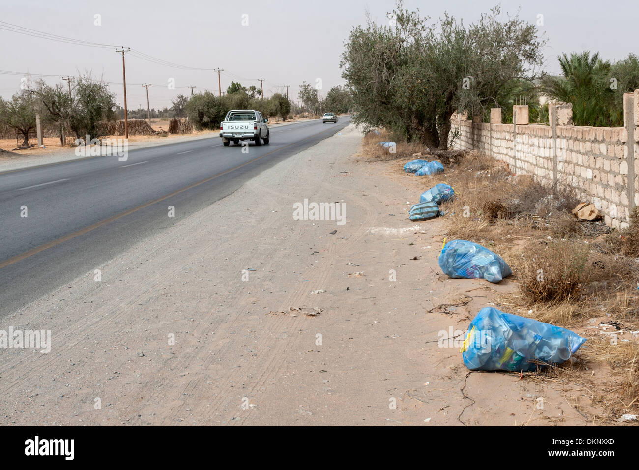 Libyen Al Aziziyya In Der Nahe Von Tripolis Am Strassenrand Mull