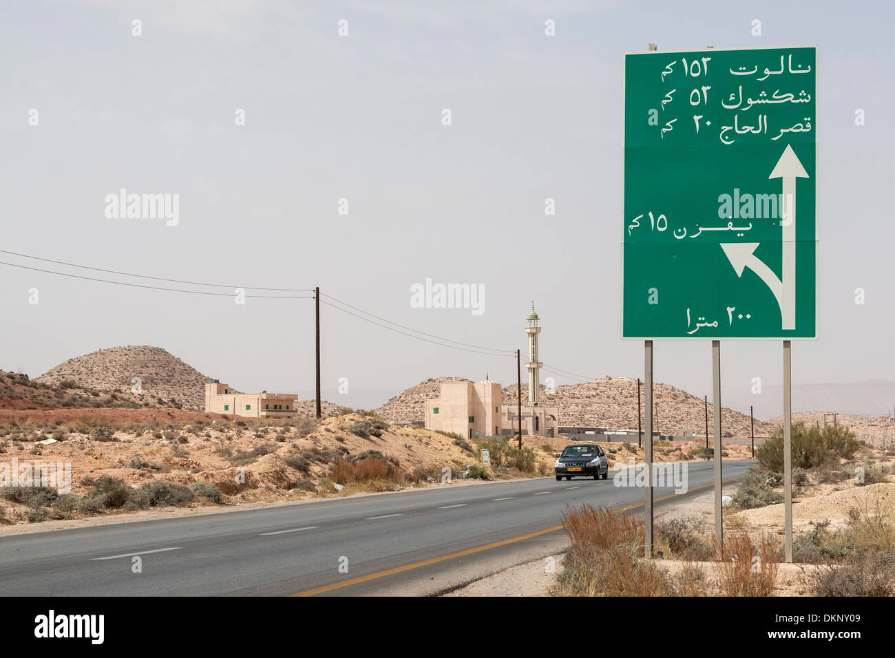 Libyen. Autobahn Wegweiser waren nur auf Arabisch während der Gaddafi-Ära. Dies kündigt Yafran auf der linken Seite, Nalut geradeaus. Stockfoto