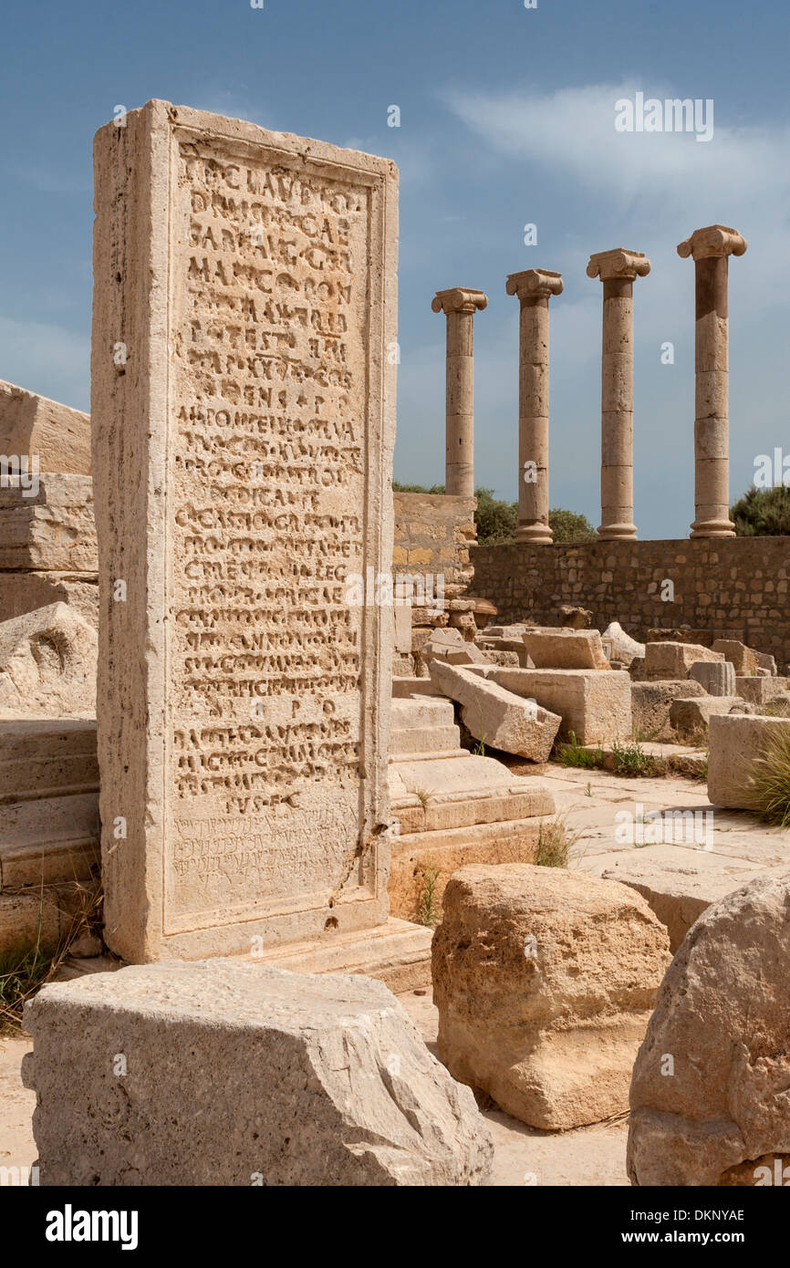 Libyen, Leptis Magna. Tablet mit lateinischen und phönizische (punische) Inschriften. Punische unten. Stockfoto