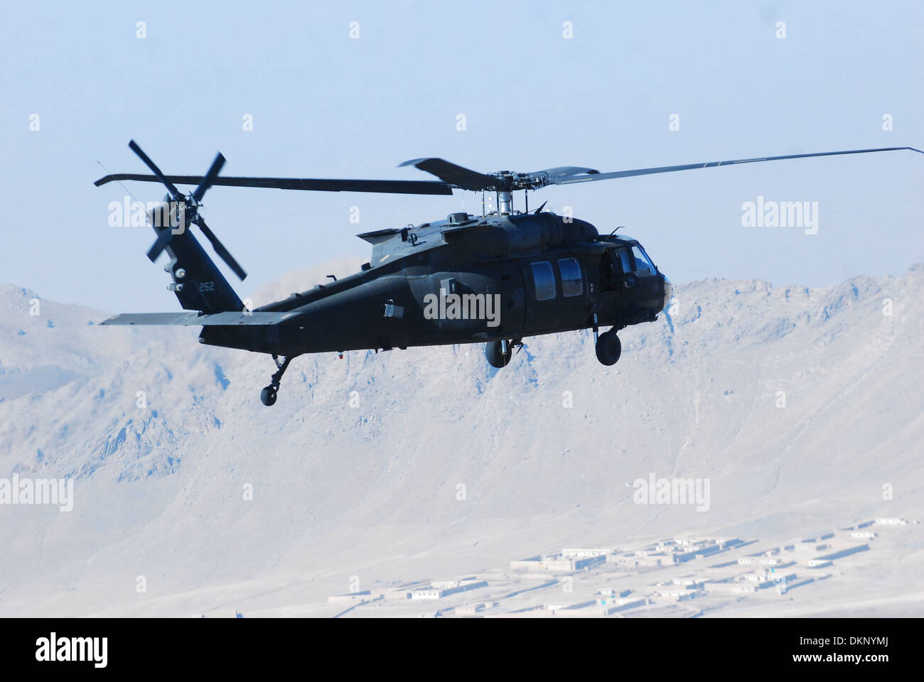 Ein UH - 60M Black Hawk-Hubschrauber aus C Company "Warlords", 2nd Battalion (Angriff), 10. Combat Aviation Brigade, Task Force Knighthawk, überfliegt eine Personal-Bewegung-Mission 4 Dez. Provinz Logar, Afghanistan. Stockfoto