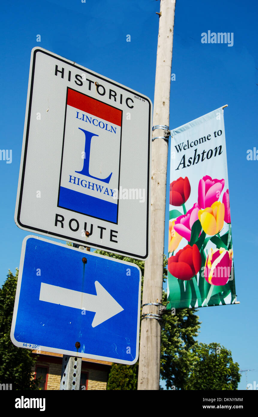 Willkommen Sie bei Ashton Zeichen und historischen Lincoln Highway Route Zeichen in der Stadt Ashton, Illinois Stockfoto