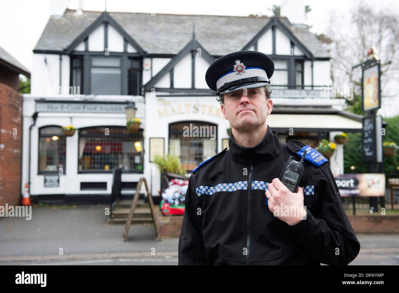 Ein Polizist steht vor einem Pub während einer Trunkenheit am Steuer Kampagne in Süd-Wales, UK. Stockfoto