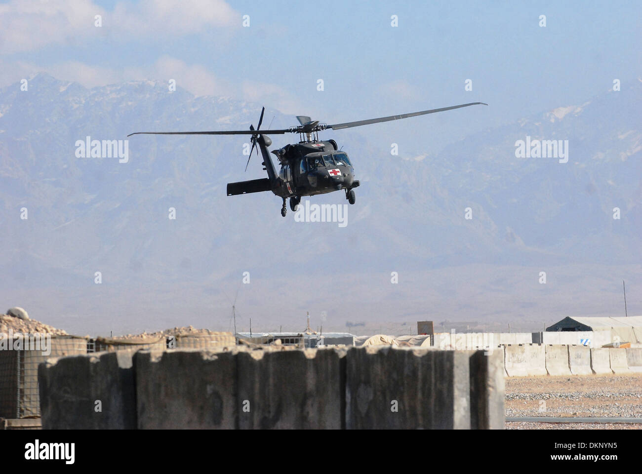 Ein HH - 60M medizinische Evakuierung Hubschrauber von der 10. Combat Aviation Brigade macht seinen Ansatz in die vorwärts Bewaffnung und Betankung Punkt vorwärts operative Basis Schaft, Afghanistan, nach Abschluss einer medizinischen Evakuierung Mission 4. Dezember 2013. Stockfoto