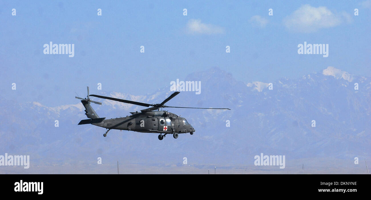 Ein HH - 60M medizinische Evakuierung Hubschrauber vom 10. Combat Aviation Brigade macht seinen Ansatz in die vorwärts Bewaffnung und ref Stockfoto