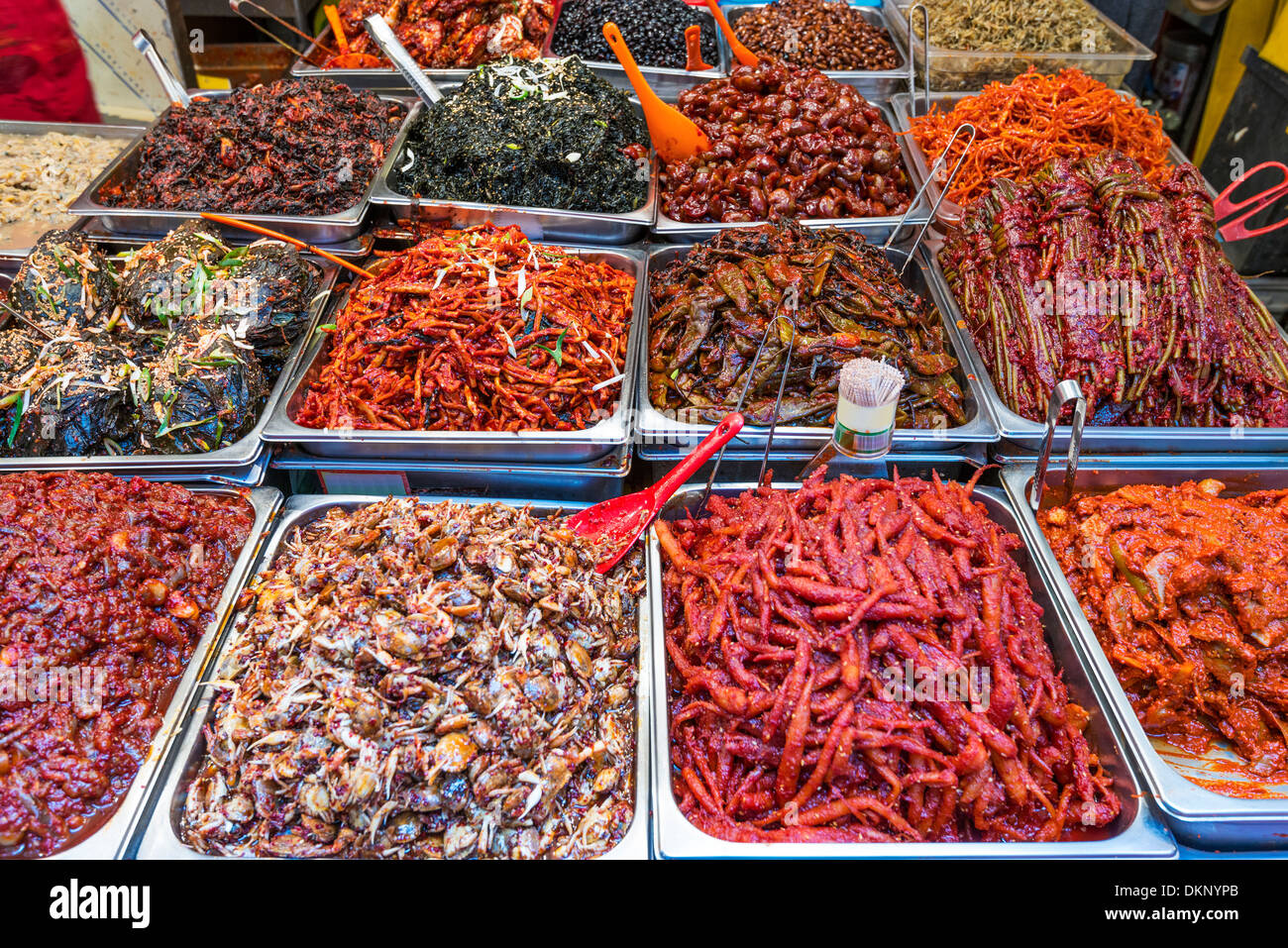 Essen auf dem Display an Gwangjang Markt in Seoul, Südkorea. Stockfoto