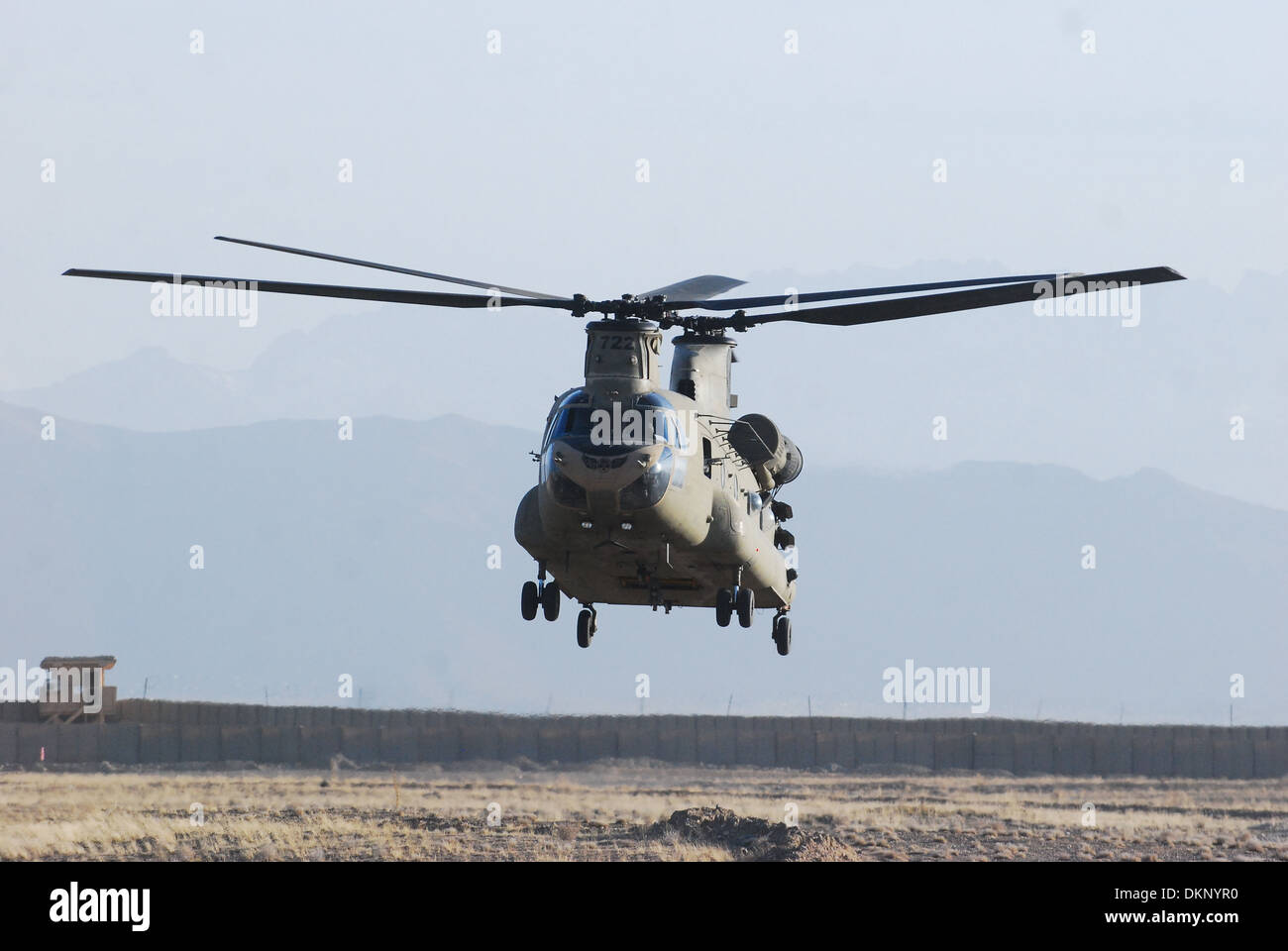 Eine CH-47F Chinook-Hubschrauber von Firma B, 3. Bataillon (allgemeiner Support), 10. Combat Aviation Brigade, Task Force Knighthawk, Testflug schwebt während der Durchführung einer Wartung am 4 Dezember auf Forward Operating Base Schaft, Afghanistan. Stockfoto
