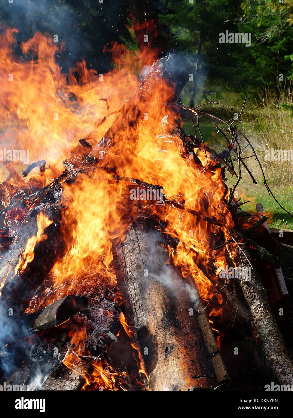 tobenden Feuer gefährlich heiß brennende Flamme glühen Stockfoto