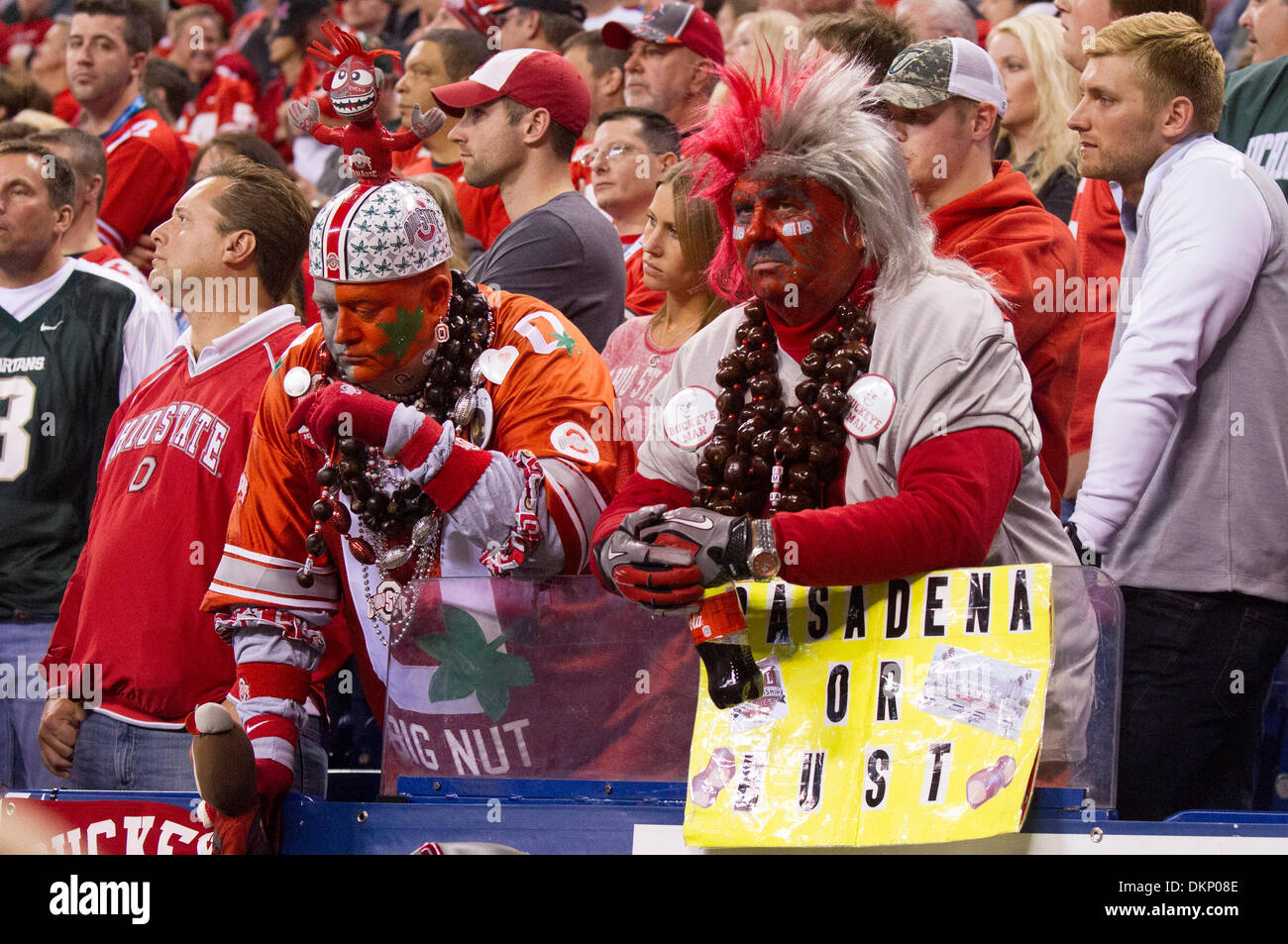 Indianapolis, IN, USA. 7. Dezember 2013. Buckeye super Fans John Peters wissen als große Mutter (links) und Larry Lokai bekannt als Buckeye Mann (rechts) nach unten in den letzten Minuten während der Big Ten Championship-Fußball-Spiel zwischen den Ohio State Buckeyes und der Michigan State Spartans im Lucas Oil Stadium tickte die Uhr nur zuschauen können. Michigan State Ohio State 34-24 zu schlagen und verdient eine Reise in der Rose Bowl als die großen zehn-Meister. Bildnachweis: Csm/Alamy Live-Nachrichten Stockfoto