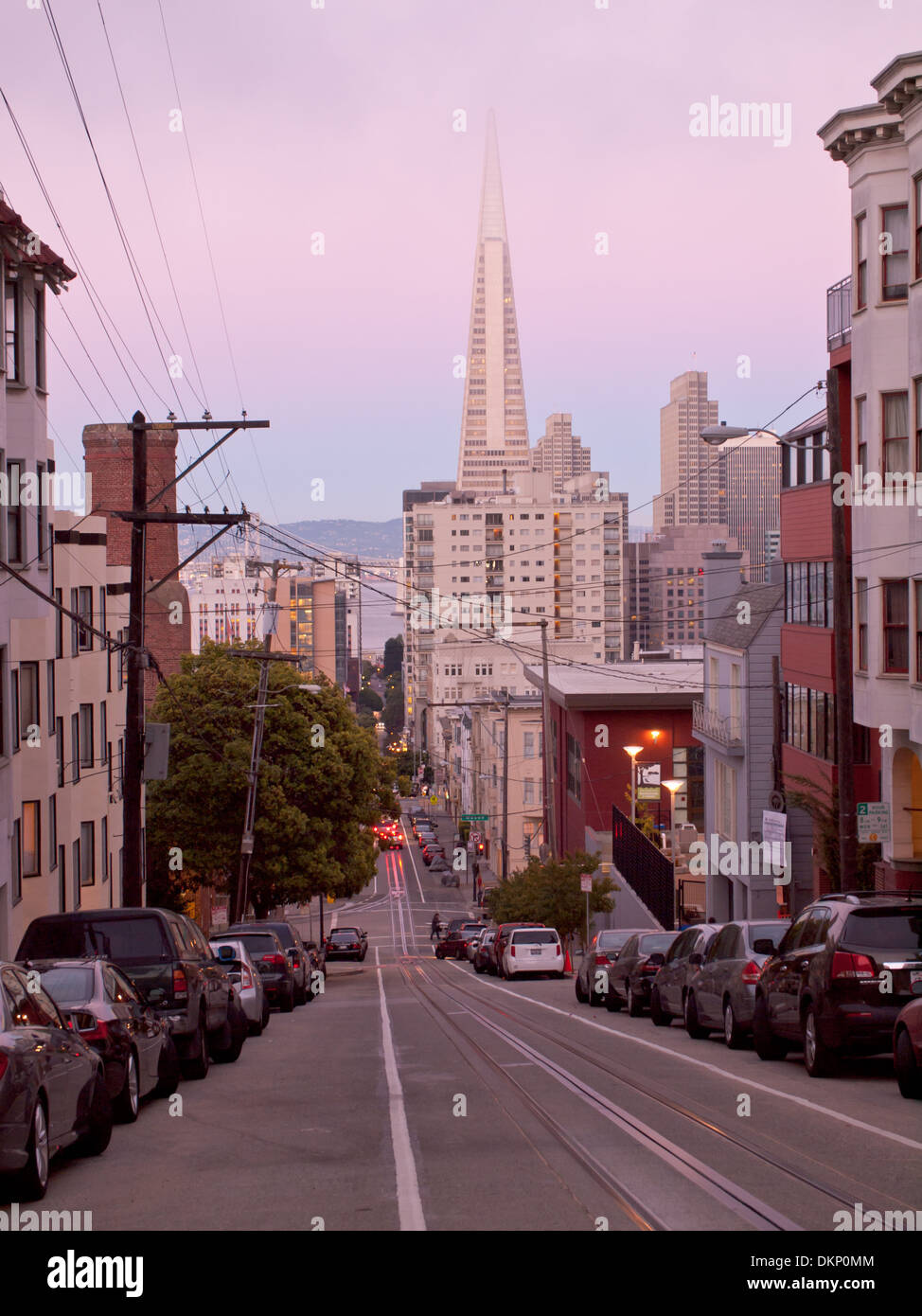 Ein Blick auf die Transamerica Pyramid in der Abenddämmerung aus Washington Street in San Francisco, Kalifornien. Stockfoto