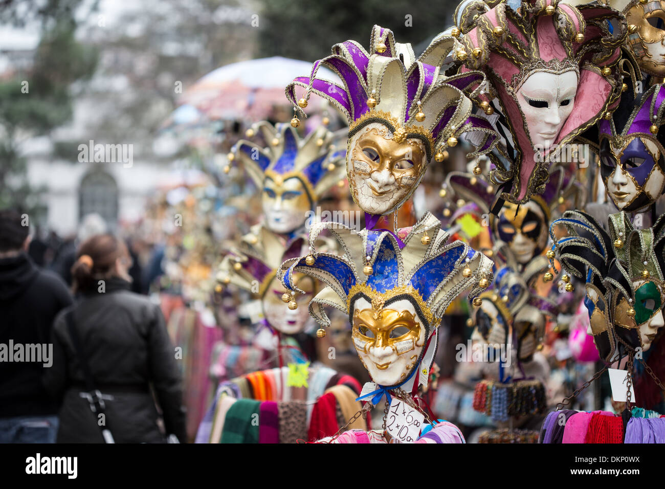 Marktstände mit Souvenir-Masken aus Venedig. Stockfoto