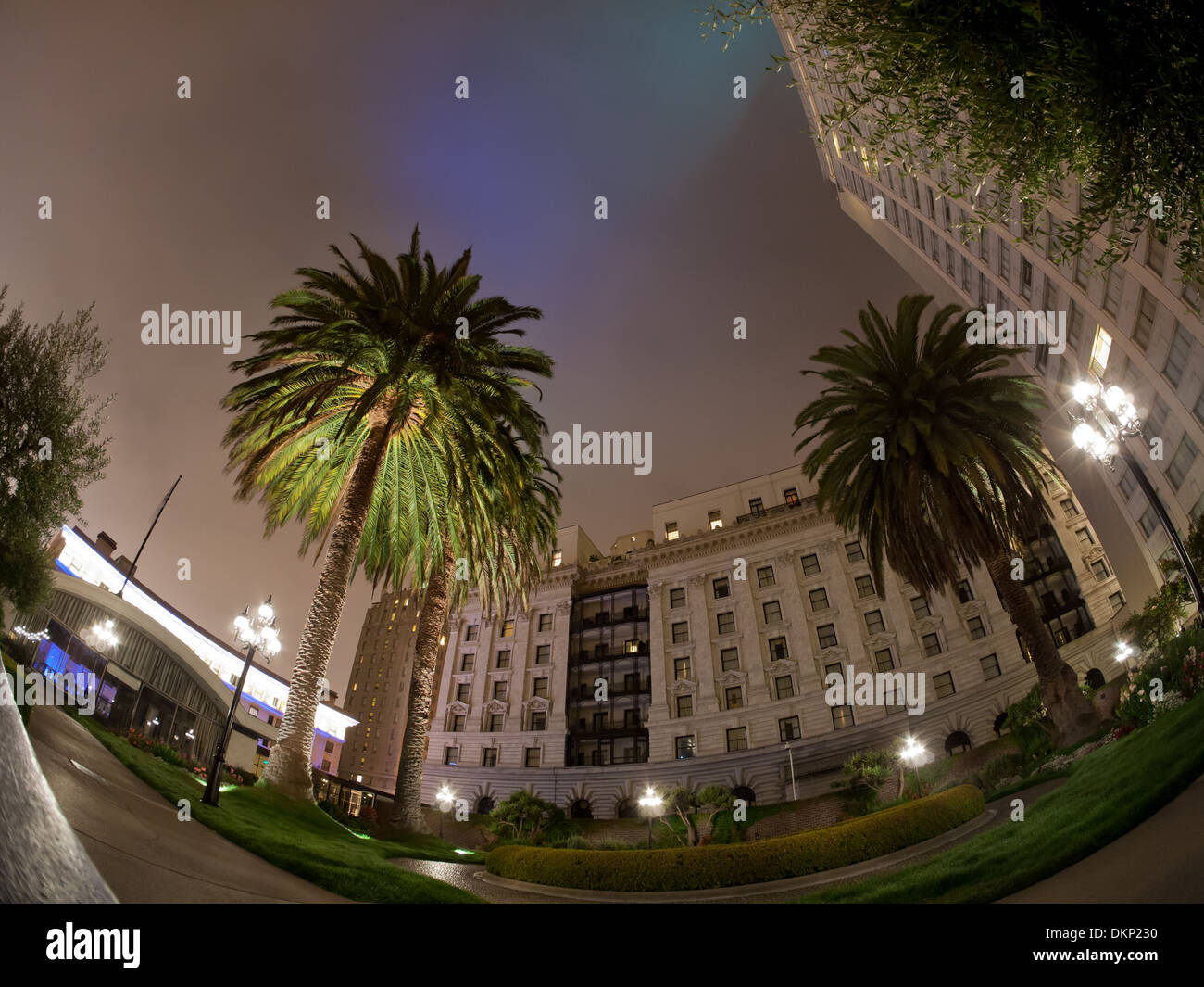 Eine Nacht, fisheye Blick auf das Fairmont San Francisco Hotel vom Dachgarten des Hotels gesehen. Stockfoto