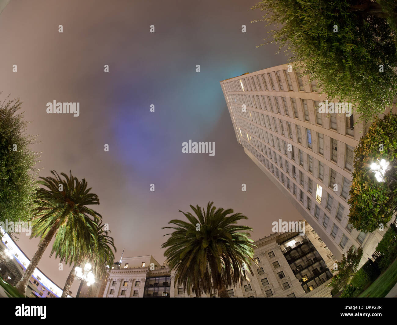 Eine Nacht, fisheye Blick auf das Fairmont San Francisco Hotel vom Dachgarten des Hotels gesehen. Stockfoto
