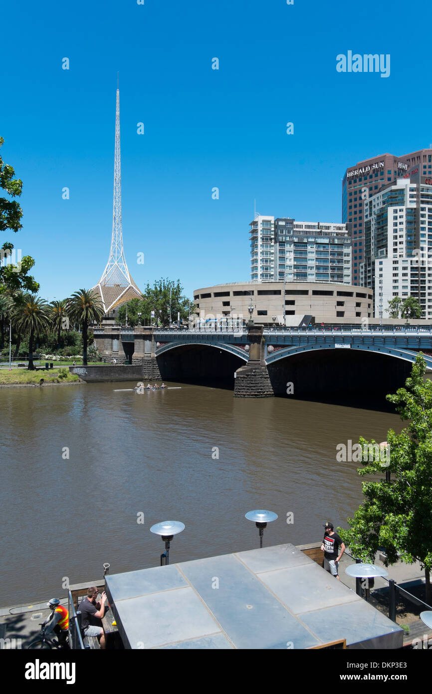 Blick über den Yarra River in Richtung Hamer Hall und das Victorian Arts Centre, Melbourne, Australien Stockfoto