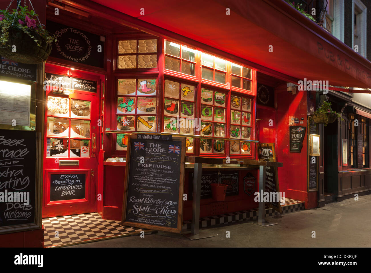 Die Globe Pub und Speiseräume in der Nacht mit Weihnachten Dekorationen, Bow Street, Covent Garden, London, England, Vereinigtes Königreich Stockfoto