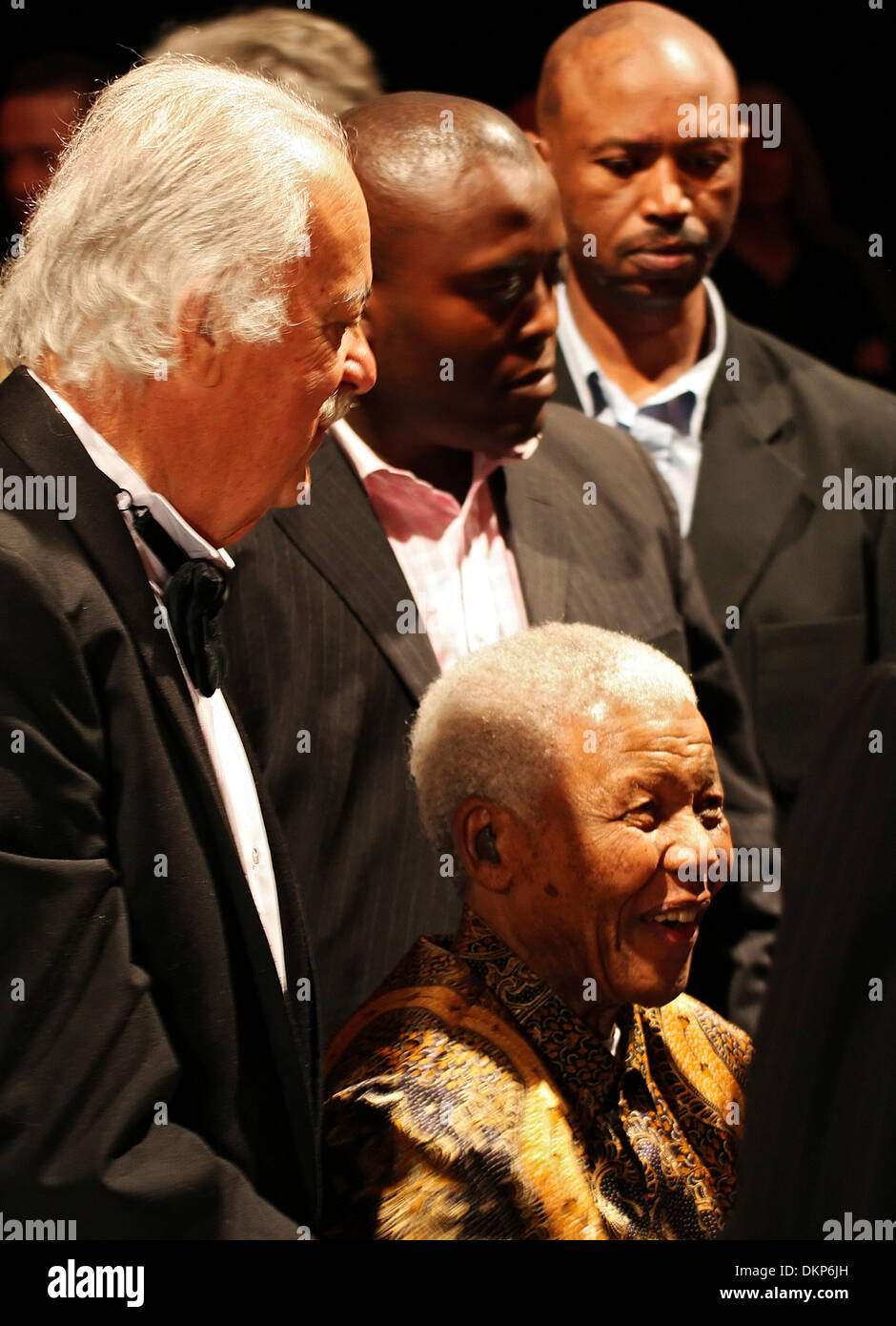 Nelson Rolihlahla Mandela (sitzend), mit Freund und vertrauter Anwalt George Bizos auf eine Funktion in Johannesburg im November 2008.  Nelson Mandela war der erste demokratisch gewählte Präsident von Südafrika nach der Apartheid. Stockfoto