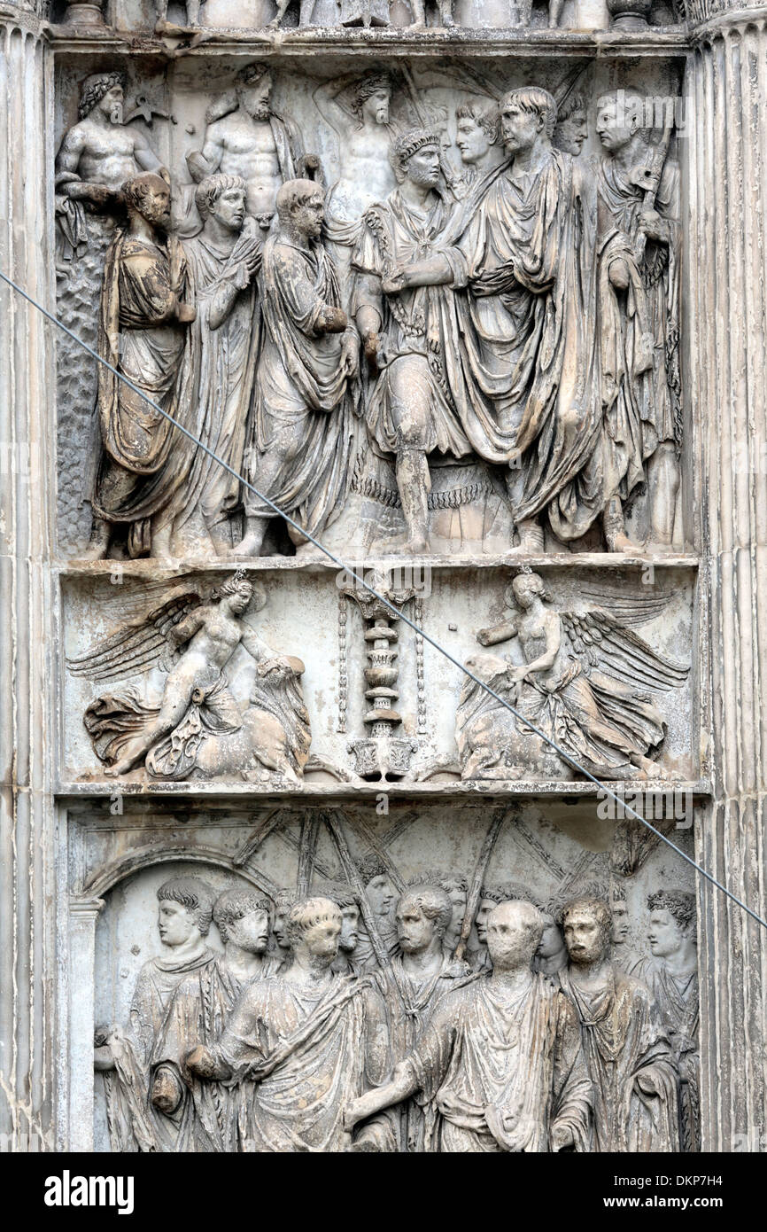 Bas-Relief auf Trajansbogen, Benevento, Kampanien, Italien Stockfoto