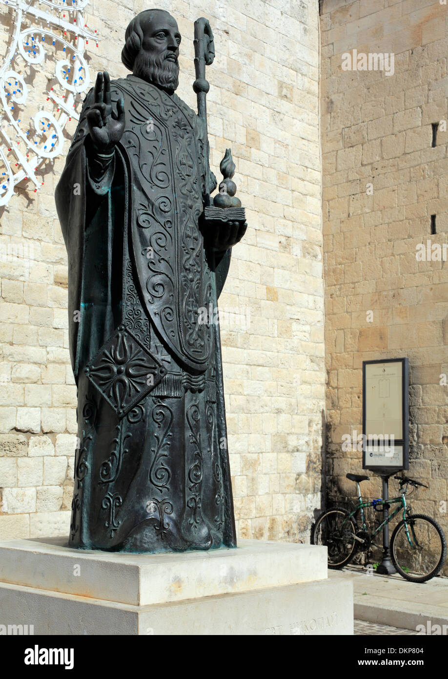 Statue des Hl. Nikolaus in der Nähe der Basilika des Heiligen Nikolaus (Basilica di San Nicola), Bari, Apulien, Italien Stockfoto