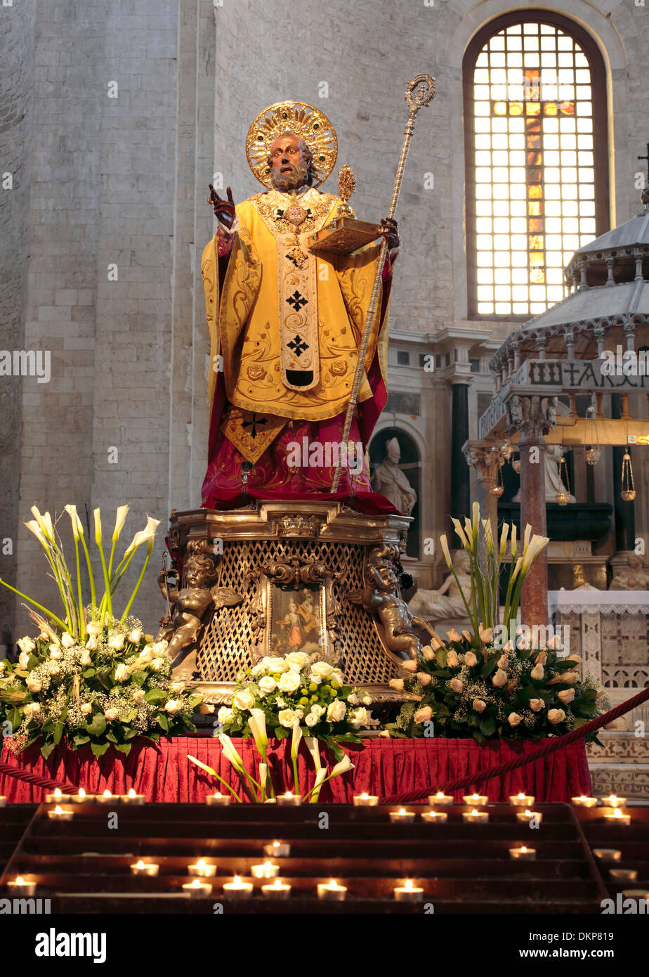Statue von St. Nikolaus, Basilika des Heiligen Nikolaus (Basilica di San Nicola), Bari, Apulien, Italien Stockfoto