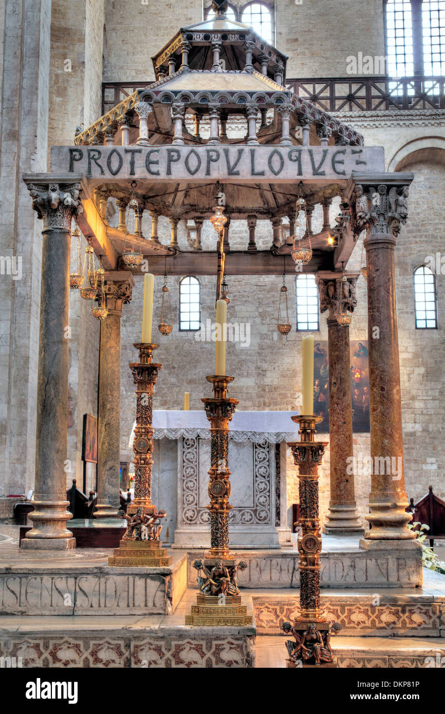 Mittelalterliche Haube, Basilika des Heiligen Nikolaus (Basilica di San Nicola), Bari, Apulien, Italien Stockfoto