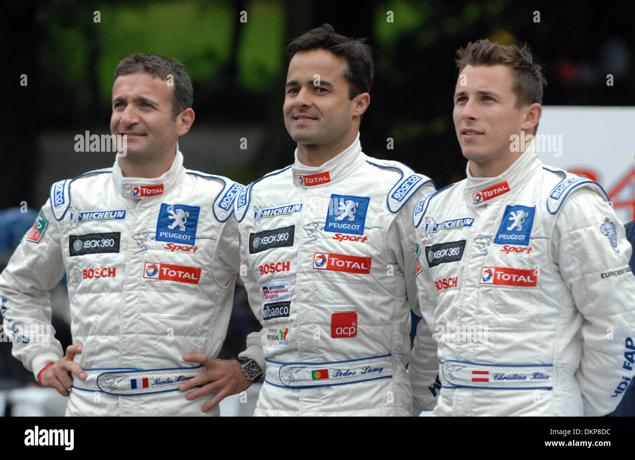 8. Juni 2009 - Le Mans, Frankreich - Peugeot Sport Fahrer, von links, NICOLAS MINASSIAN, von Frankreich, PEDRO LAMY, von Portugal, und CHRISTIAN KLIEN Österreichs, während technische Abnahme für die 24 Stunden von Le Mans, Dienstag, 9. Juni 2009, in Le Mans, Frankreich. (Kredit-Bild: © Rainier Ehrhardt/ZUMAPRESS.com) Stockfoto