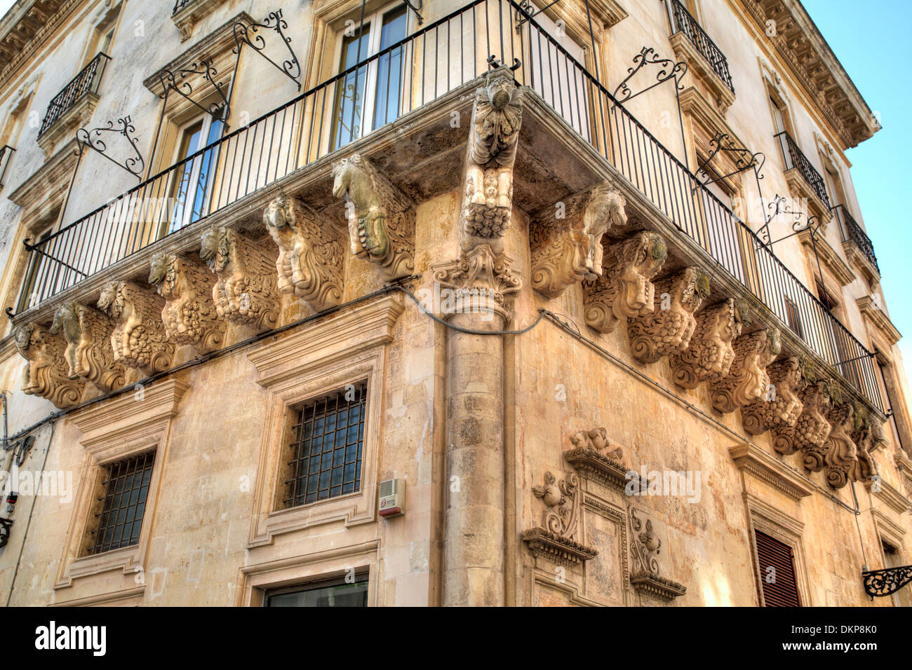 Renaissance Haus mit Skulpturen unter Balkon, Lecce, Apulien, Italien Stockfoto