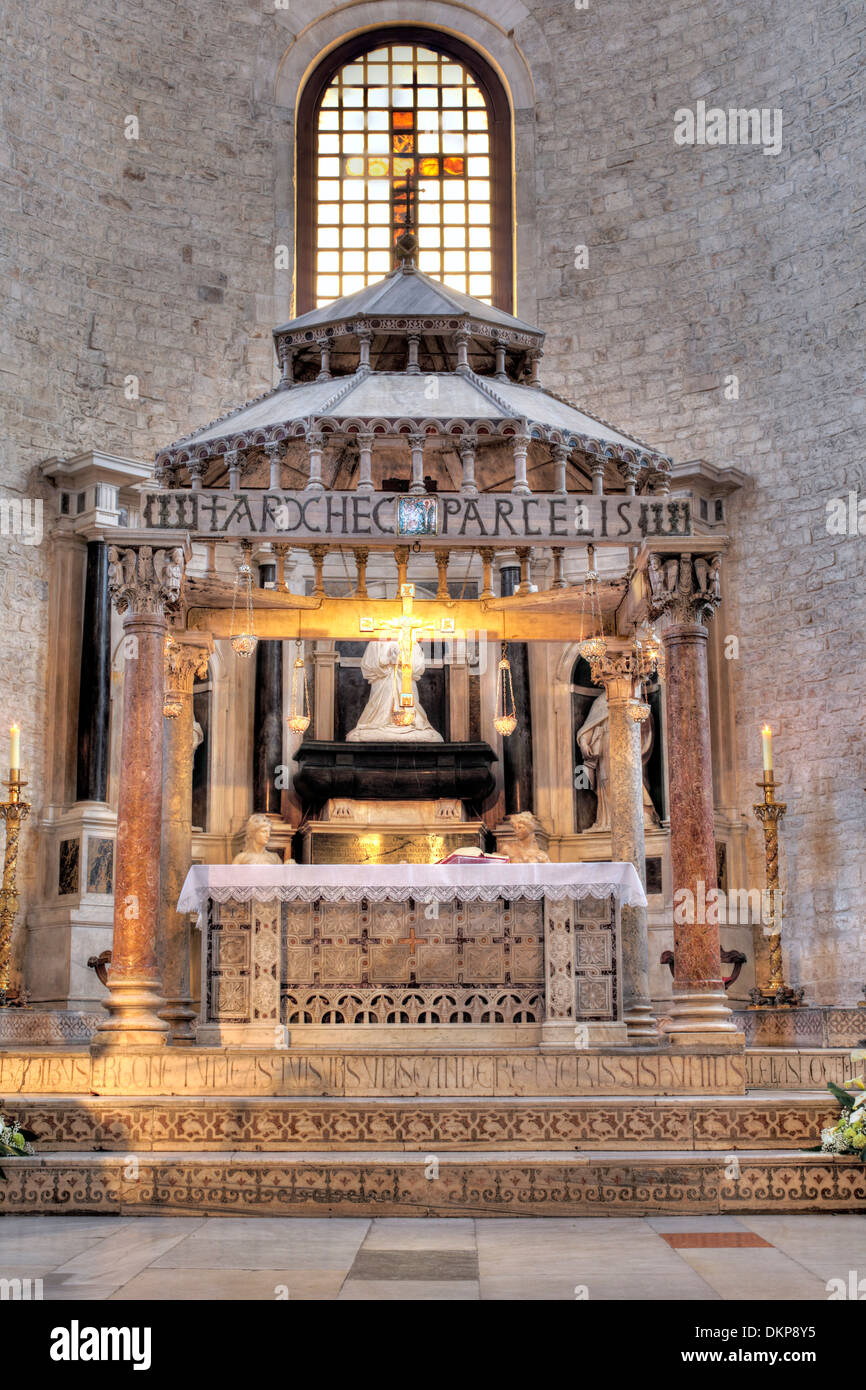 Mittelalterliche Haube, Basilika des Heiligen Nikolaus (Basilica di San Nicola), Bari, Apulien, Italien Stockfoto