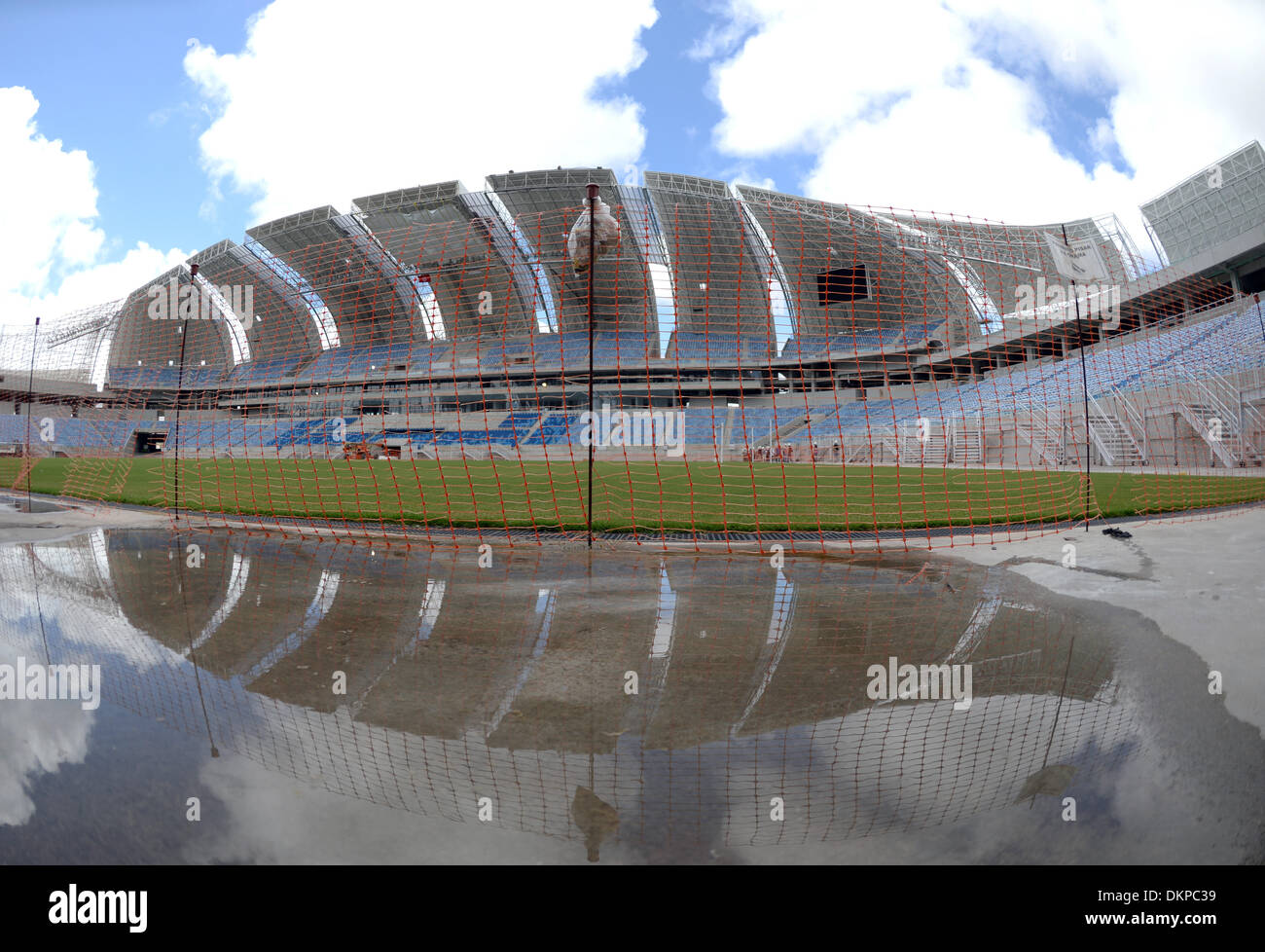 Natal, Brasilien. 8. Dezember 2013. Blick auf die Arena Das Dunas in Natal, Brasilien, 8. Dezember 2013. Natal ist einer der Austragungsorte der FIFA WM 2014, Inszenierung 4 Spiele in der Gruppenphase des Turniers. Es verfügt über 42.086 Sitzplätze. Foto: MARCUS BRANDT/Dpa/Alamy Live News Stockfoto